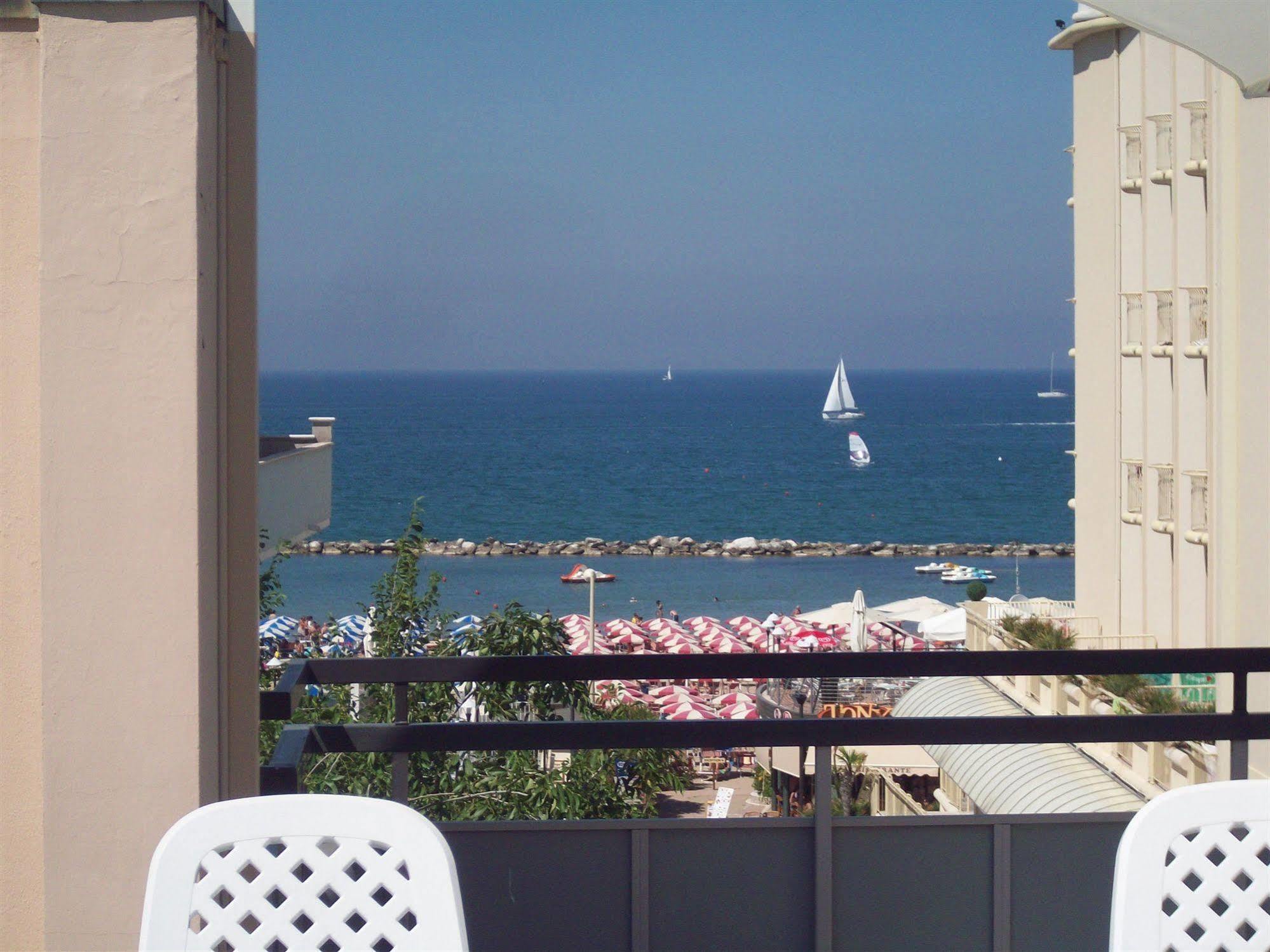 Hotel Des Bains Cattolica Luaran gambar